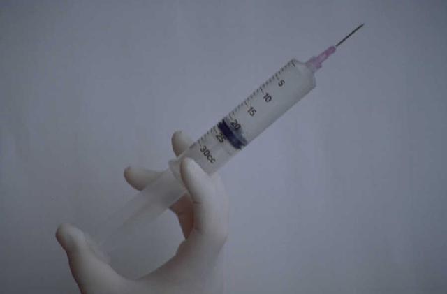 Mano con una jeringa